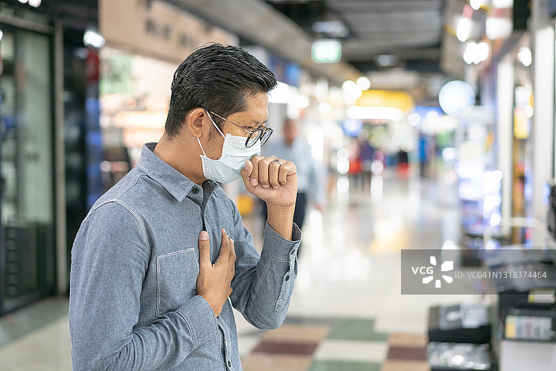 生病男子咳嗽，喉咙痛图片素材