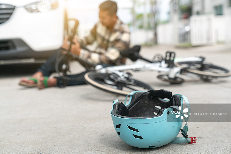 交通事故：汽车与自行车相撞图片素材