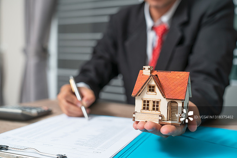 签订购房合同后与客户洽谈业务图片素材