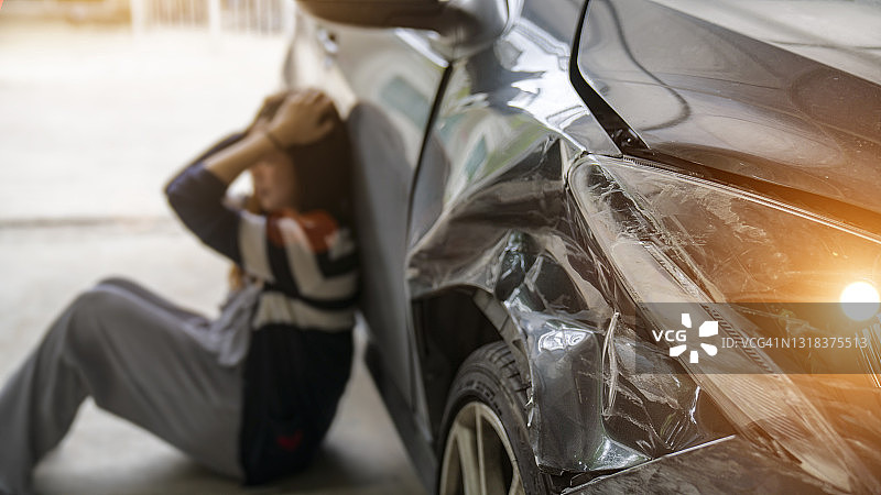 交通意外后坐在路边的焦虑司机图片素材