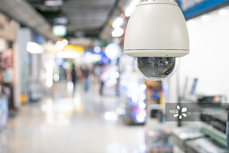 带有商店模糊背景的闭路电视监控图片素材