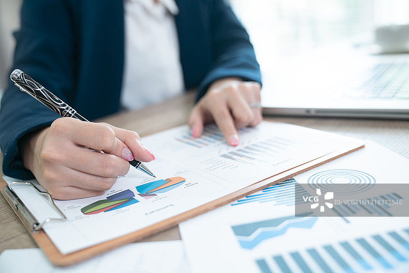 商务人士分析高绩效营销数据图片素材