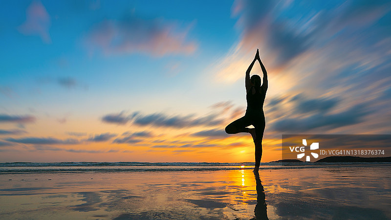 海滩瑜伽剪影图片素材
