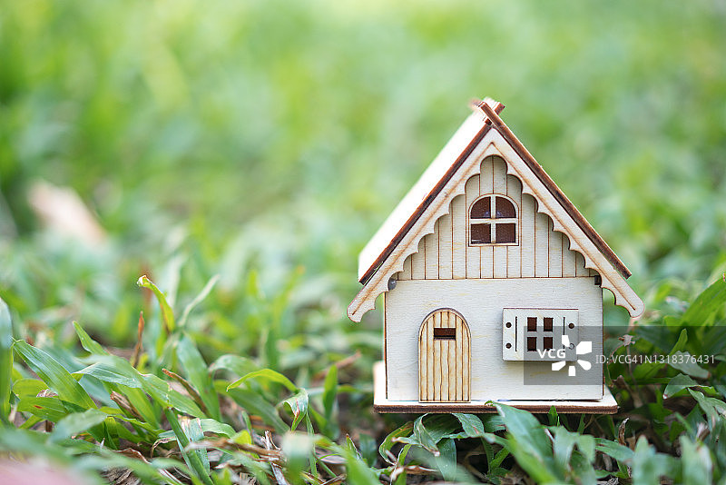 阳光背景上的房屋模型图片素材