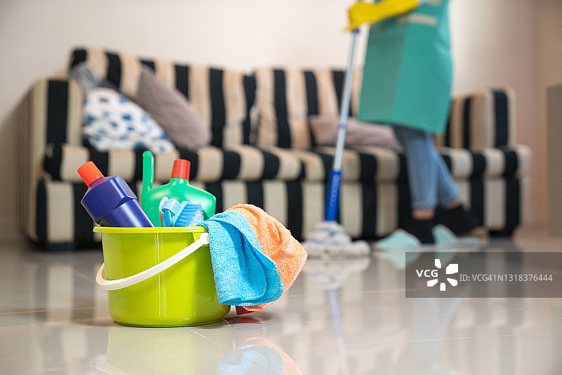 手拿拖把和塑料桶图片素材