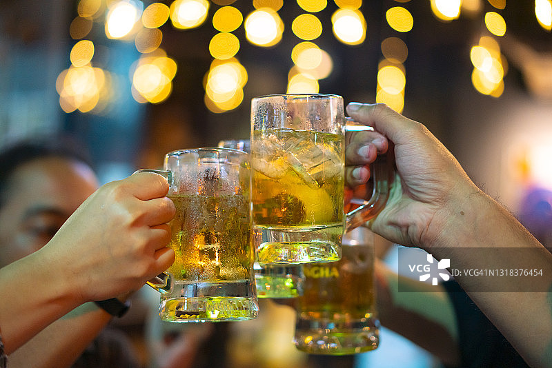 一群年轻男子在夜总会祝酒图片素材