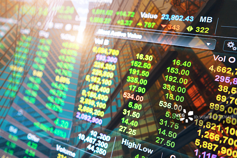 城市景观在玻璃上反射的股市行情展示图片素材