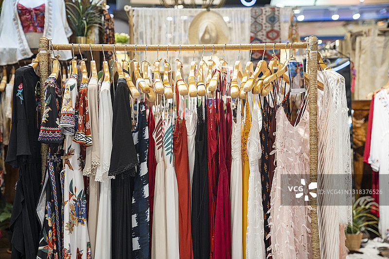 精品店里的时尚服装图片素材