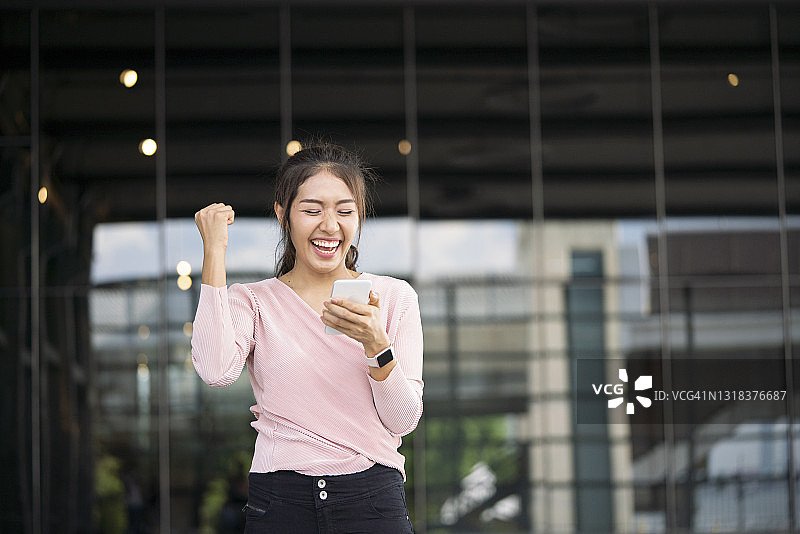 兴奋的学生在线阅读好消息图片素材