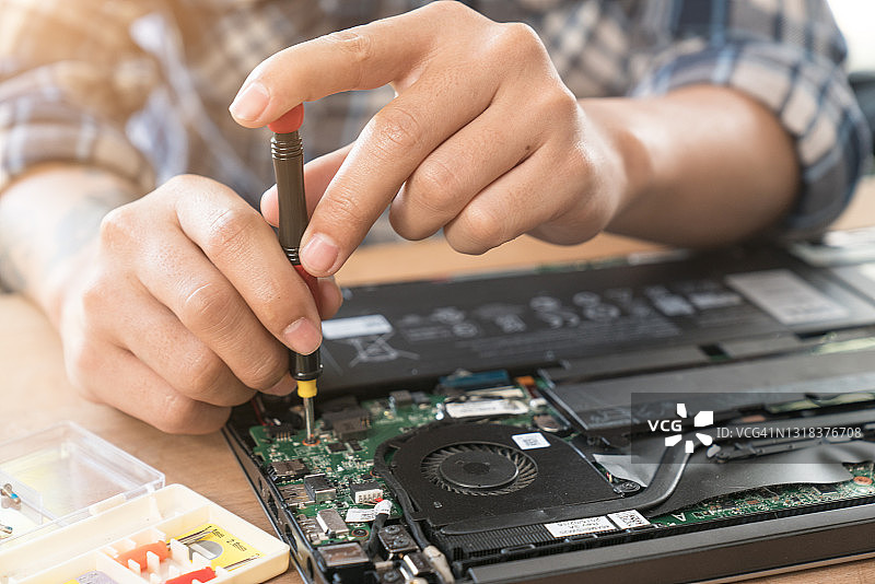 工程师修理笔记本电脑和主板，安装设备（CPU）图片素材