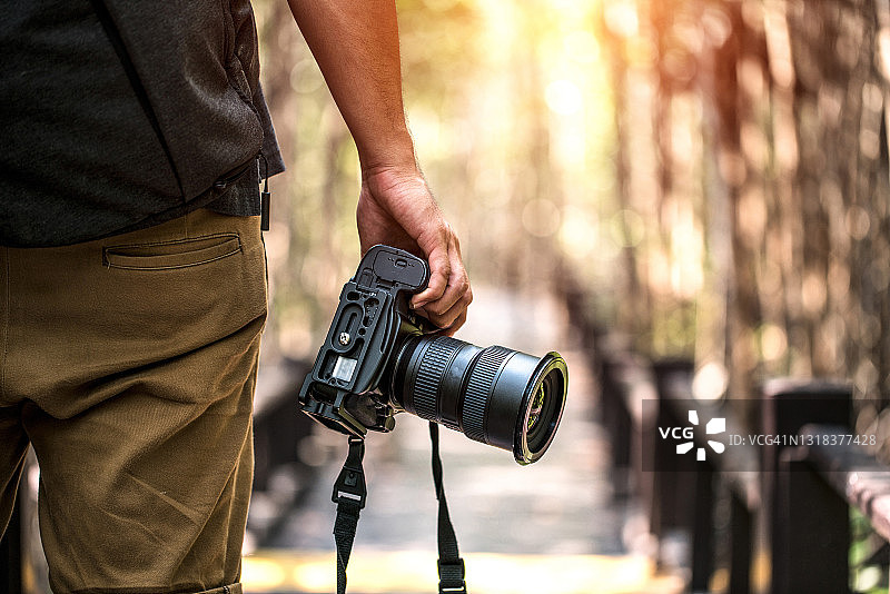 使用相机的专业摄影师图片素材