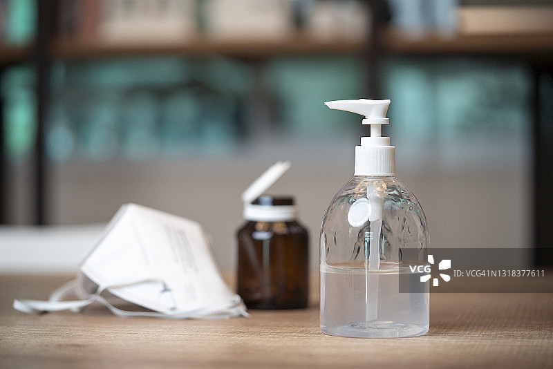 冠状病毒预防医用外科口罩和洗手液，用于手部卫生和冠状病毒防护图片素材