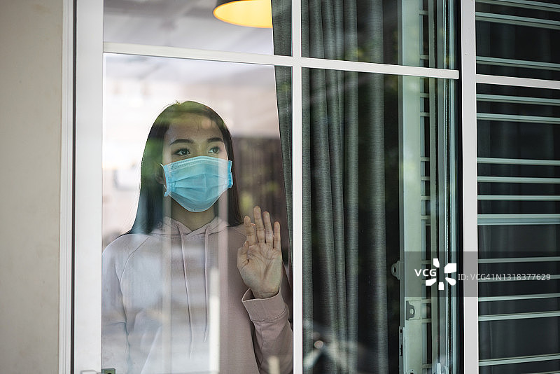 因疫情无法出门的人们图片素材