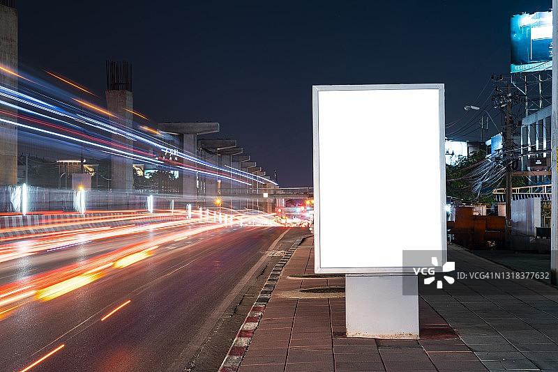灯光轨迹夜景街道上的白色空白广告牌图片素材
