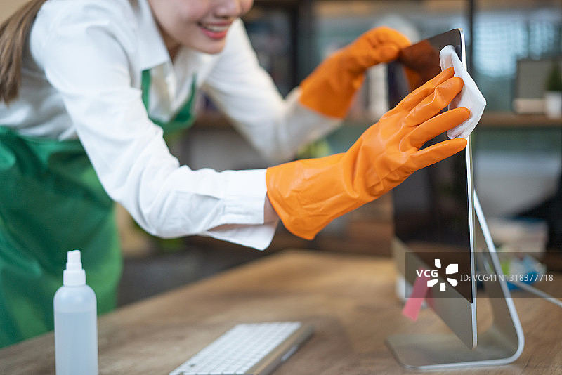 女人在办公室清洁电脑桌图片素材