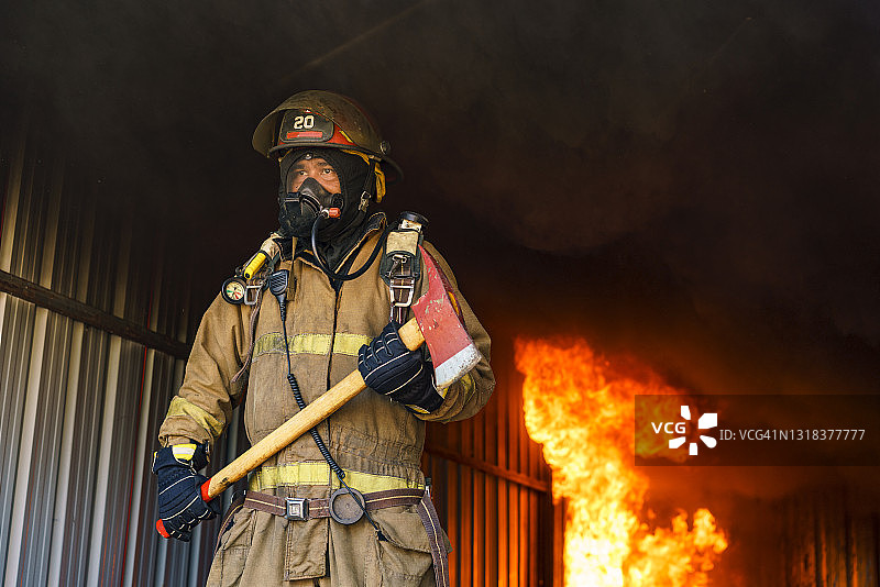 消防员制服和氧气面罩救援人员图片素材