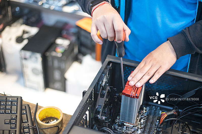 技术员用螺丝刀维修电脑：电脑硬件升级与维修概念图片素材