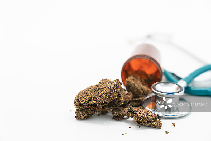 医用大麻特写：大麻花蕾与医生处方，配有听诊器的药用大麻图片素材