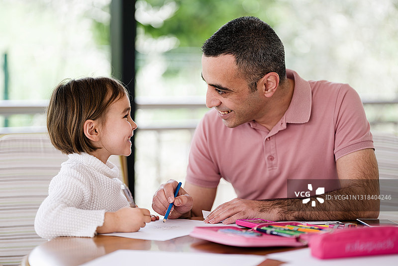 父女一起画画图片素材