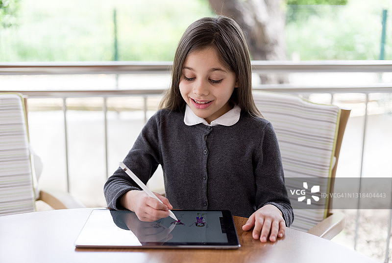 女童使用数位板绘画图片素材