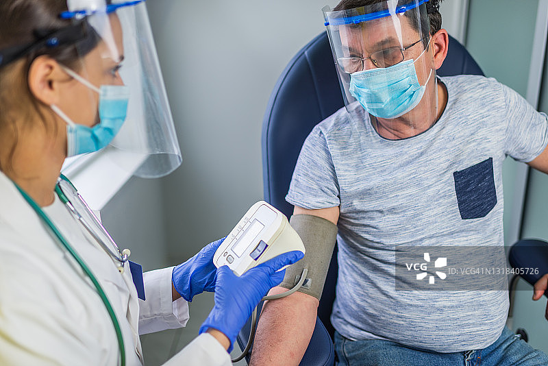 检查血压的医护人员图片素材