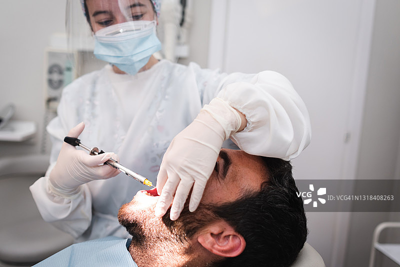 牙医为病人注射麻醉剂图片素材