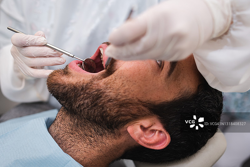 牙医检查病人嘴巴图片素材