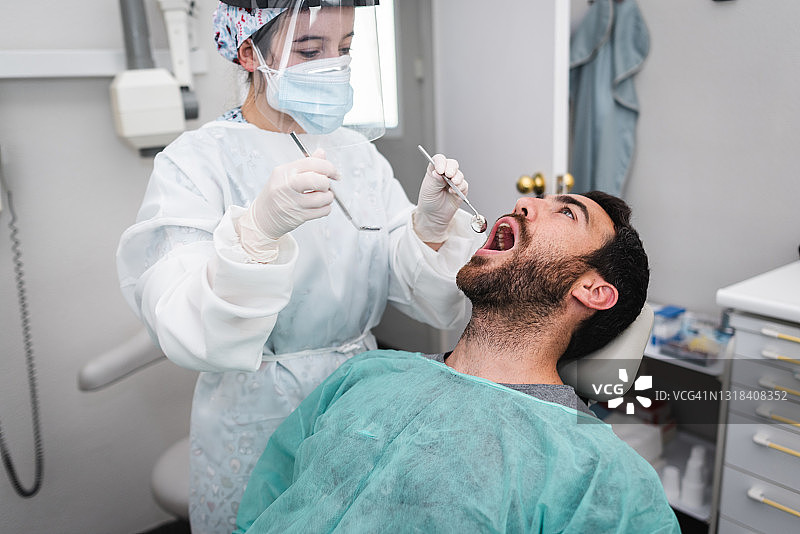 牙医检查病人嘴巴图片素材