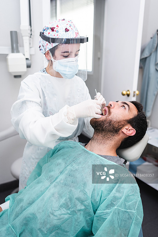 牙医检查病人嘴巴图片素材