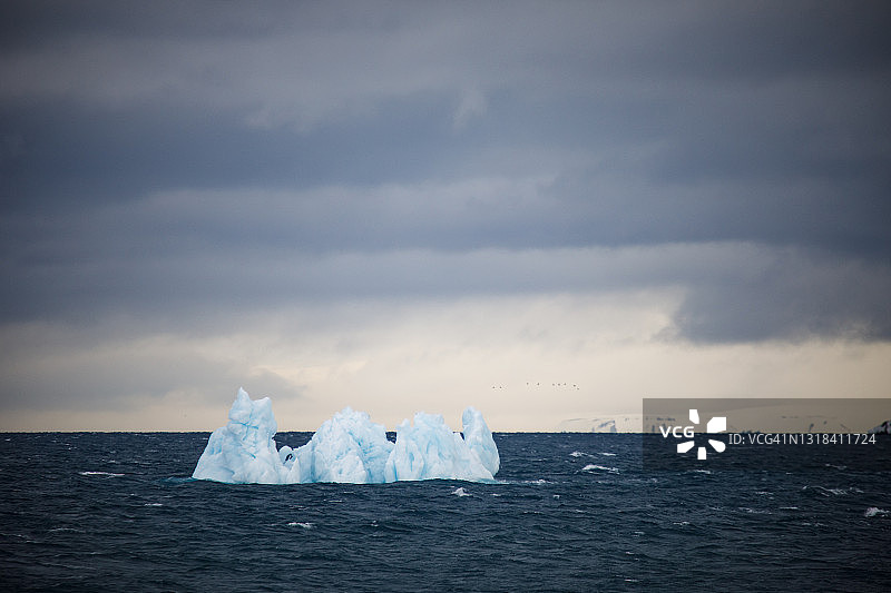 斯瓦尔巴群岛北极冰山图片素材