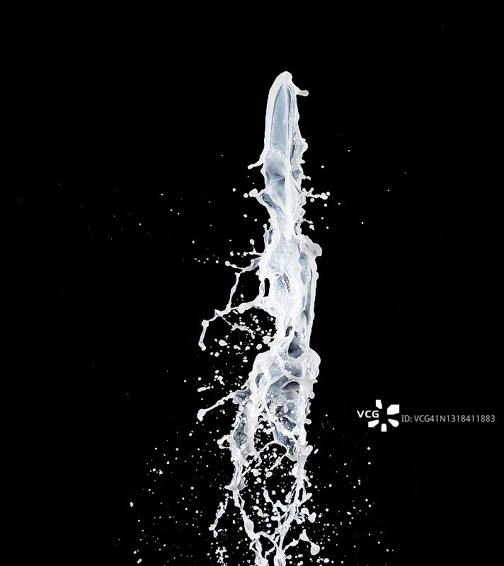 黑色背景上的牛奶飞溅图片素材