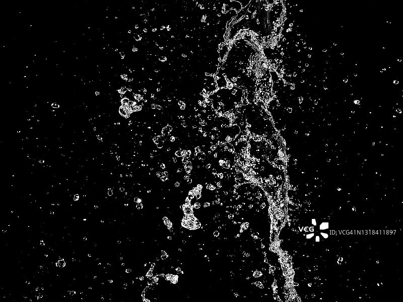 黑色背景上的水花图片素材