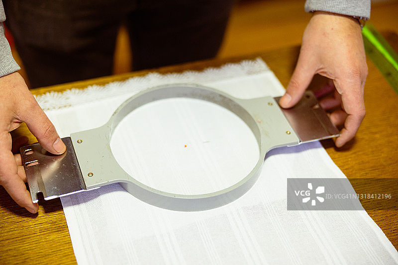 将圆形金属刺绣框放在画布上图片素材