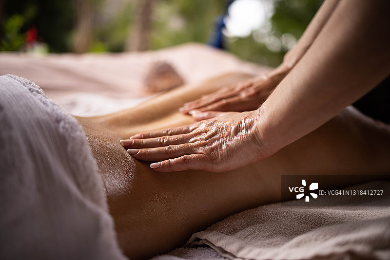在水疗中心进行背部按摩的特写。图片素材