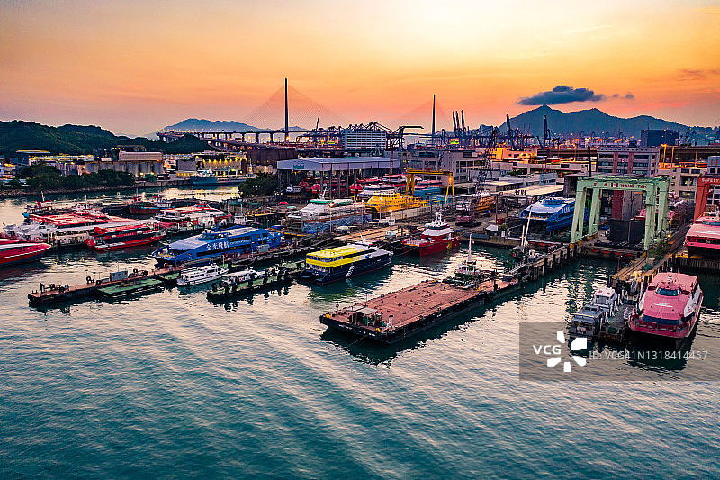 造船厂干船坞内建造中的船舶鸟瞰图，带有支架图片素材