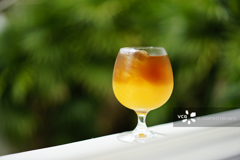 咖啡师制作冰美式咖啡图片素材