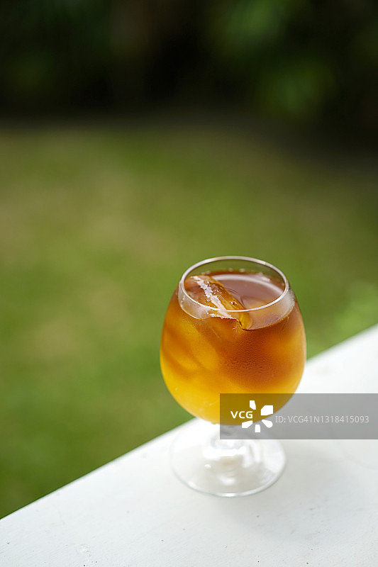 咖啡师制作冰美式咖啡图片素材