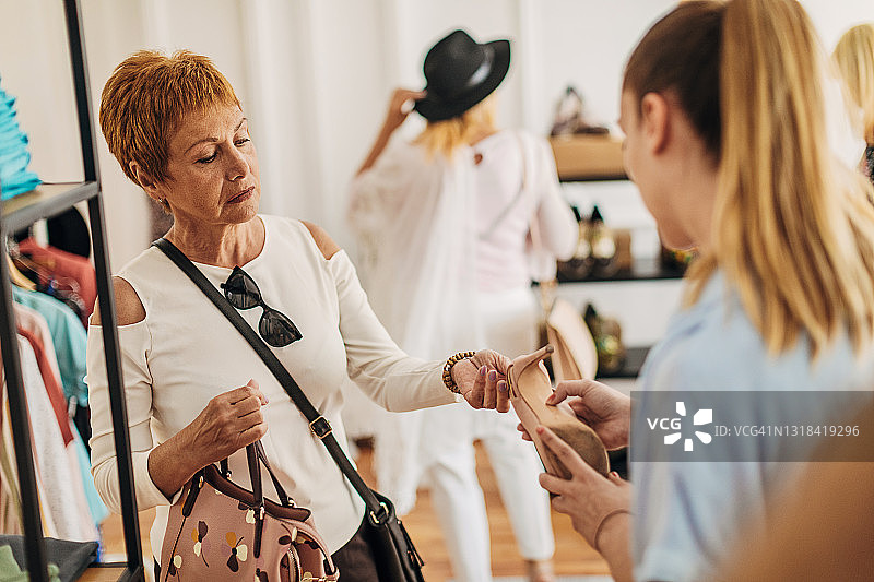 时装店繁忙的一天图片素材