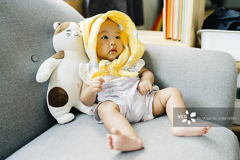 可爱的亚洲新生儿在哺乳后打嗝的面部表情特写图片素材