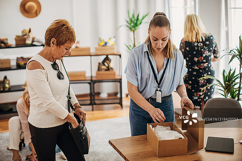 中年妇女买鞋图片素材