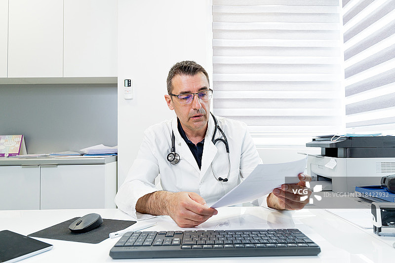 医生阅读体检报告图片素材