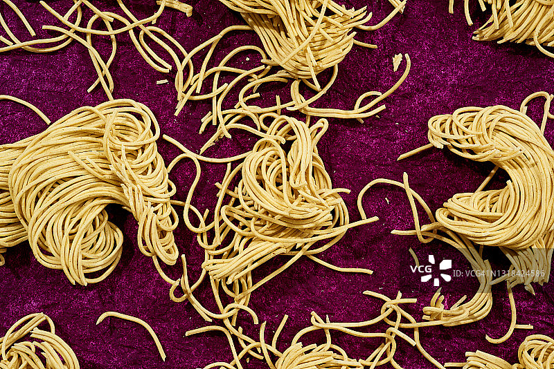 紫色丝绒布上的速食面图片素材