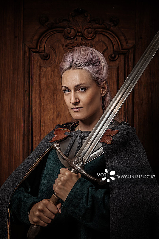 大厅里的一位维京女性图片素材