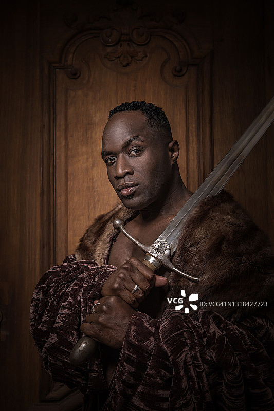 挥舞武器的维京风格黑人非洲战士图片素材