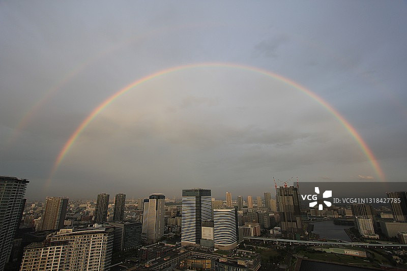 东京上空的双彩虹图片素材