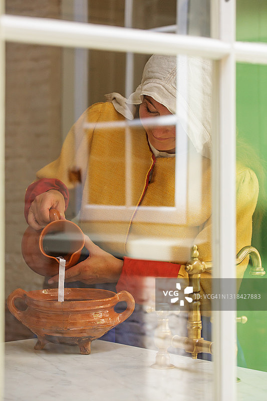 美丽的荷兰历史时期挤奶女工肖像图片素材