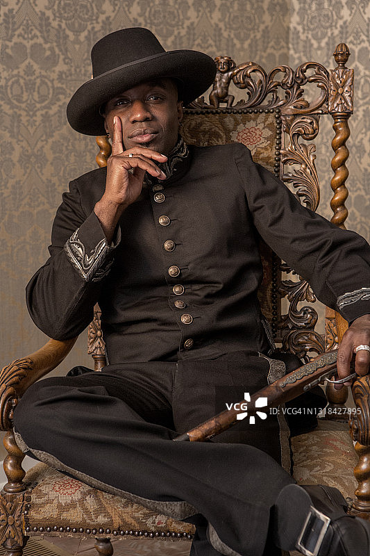 身着非洲传统服装的欧洲男子，手持武器图片素材