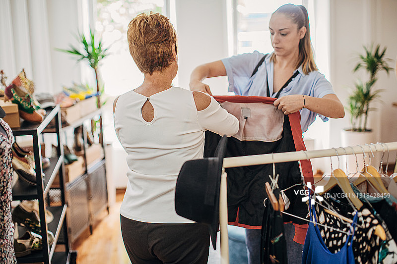 女人在时装店试穿衣服图片素材