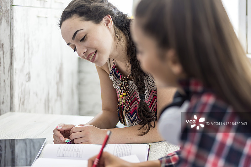 两个在校园宿舍里的不同种族的女学生图片素材