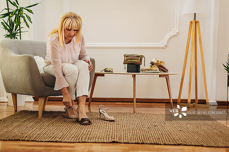 女子在时装店试穿鞋子图片素材